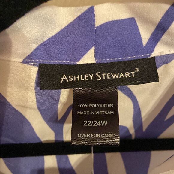 Plus Size Tie Neck Blouse
Ashley Stewart size 22/24W - Picture 3 of 4